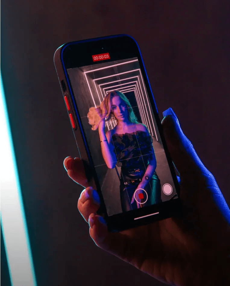 Filmik z kobietą na pierwszym planie