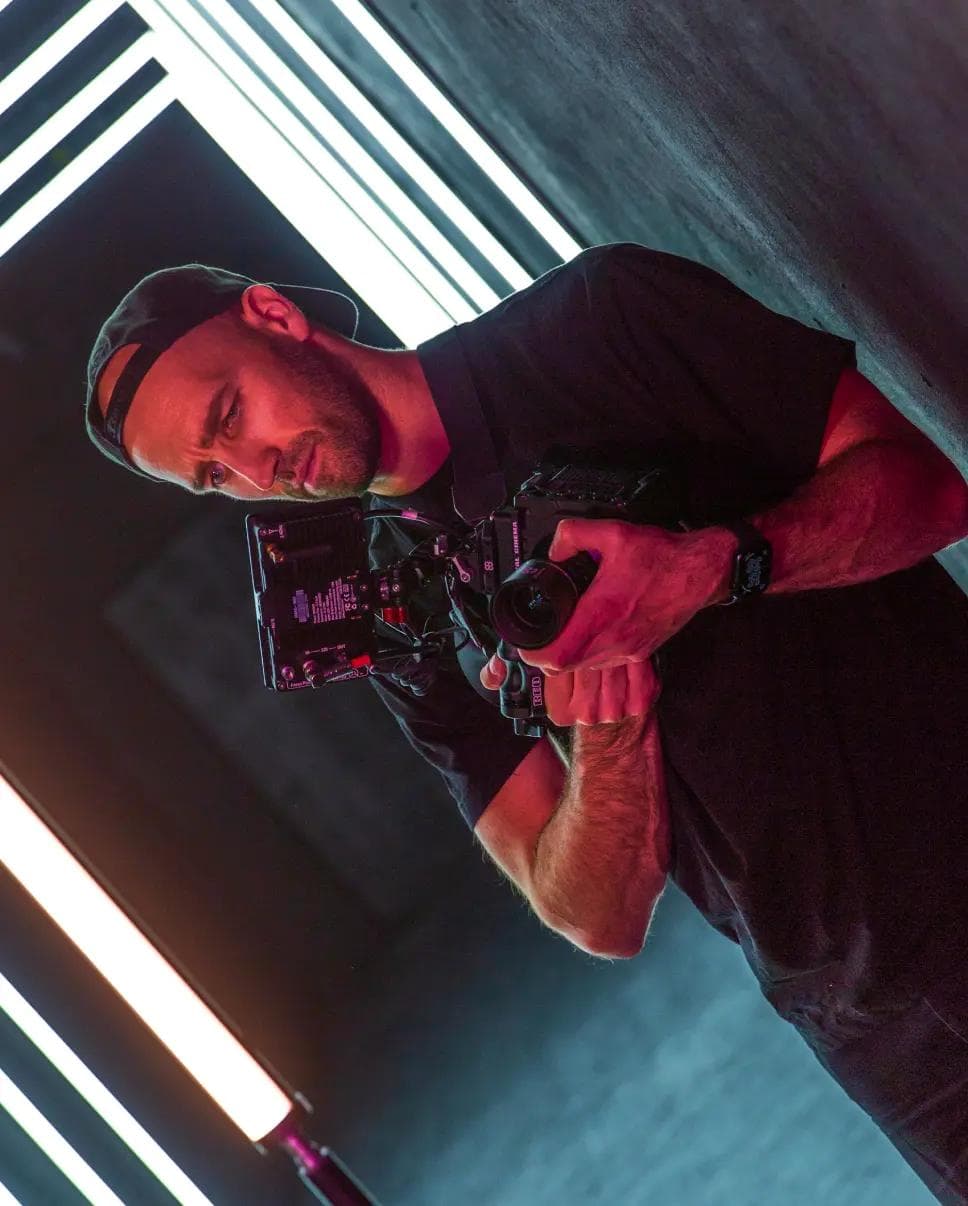 Mężczyzna trzymający czarną kamerę